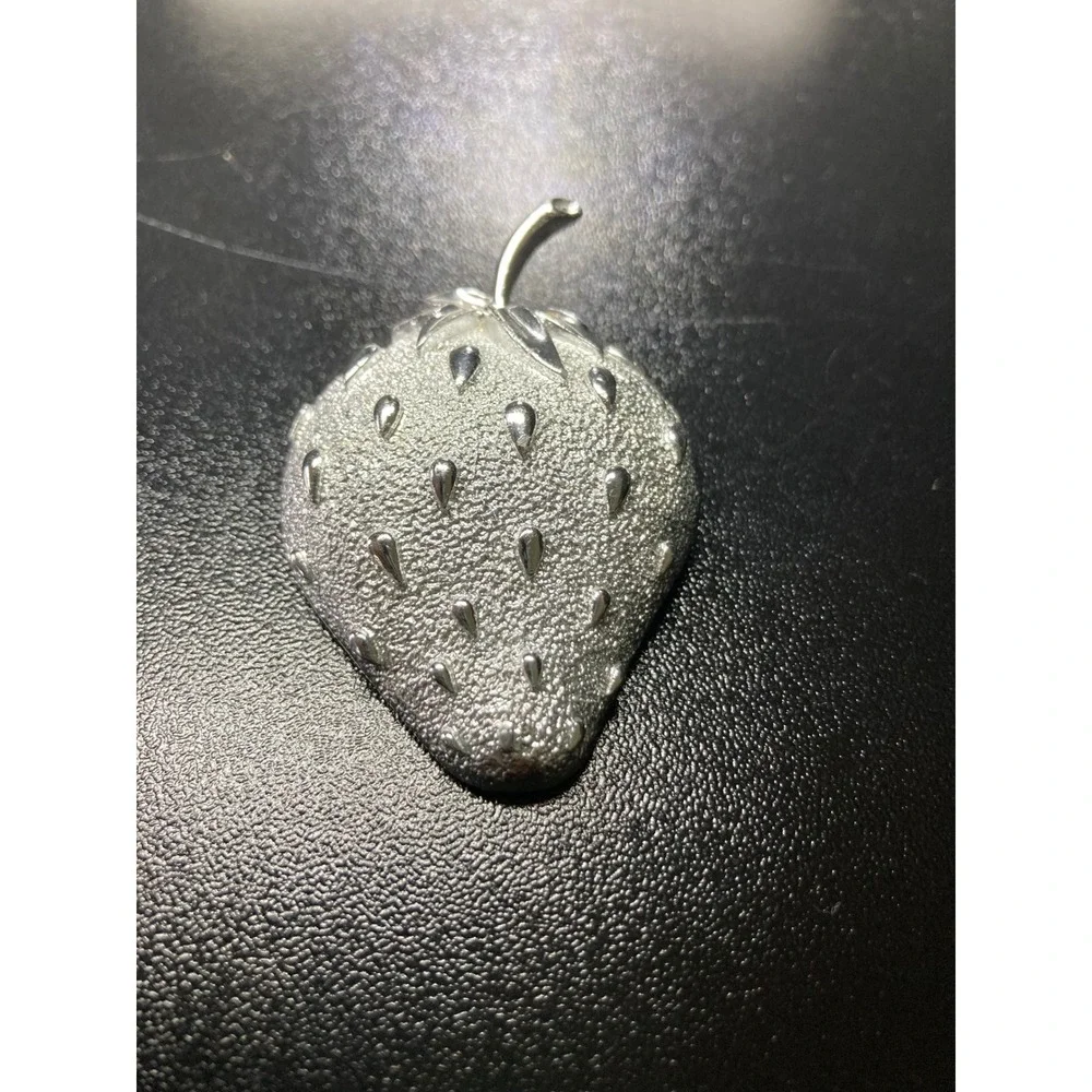 Sarah‎ Coventry Vintage Strawberry Brooch Silver Tone Textured Fruit Pin 2 Inch